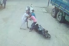 Raebareli: पेट्रोल पंप पर खड़े युवक को तीन लोगों ने बुरी तरह पीटा, देखें Video