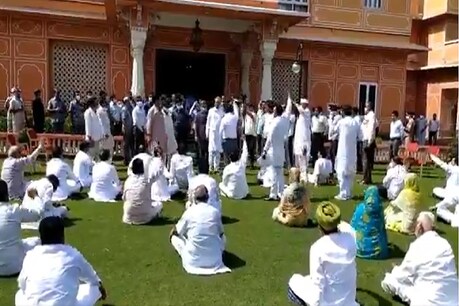Rajasthan Political Crisis: कोर्ट के बाद राजभवन से भी गहलोत को झटका, सुरजेवाला ने बीजेपी और राज्यपाल पर साधा निशाना Rajasthan Political Crisis: कोर्ट के बाद राजभवन से भी गहलोत को झटका, सुरजेवाला ने बीजेपी और राज्यपाल पर साधा निशाना