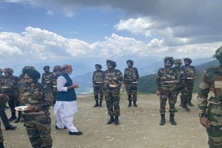 Jammu & Kashmir: LoC की अग्रिम पोस्ट में पहुंचे राजनाथ, आर्मी जवानों ने लगाए भारत माता के नारे Jammu & Kashmir: LoC की अग्रिम पोस्ट में पहुंचे राजनाथ, आर्मी जवानों ने लगाए भारत माता के नारे