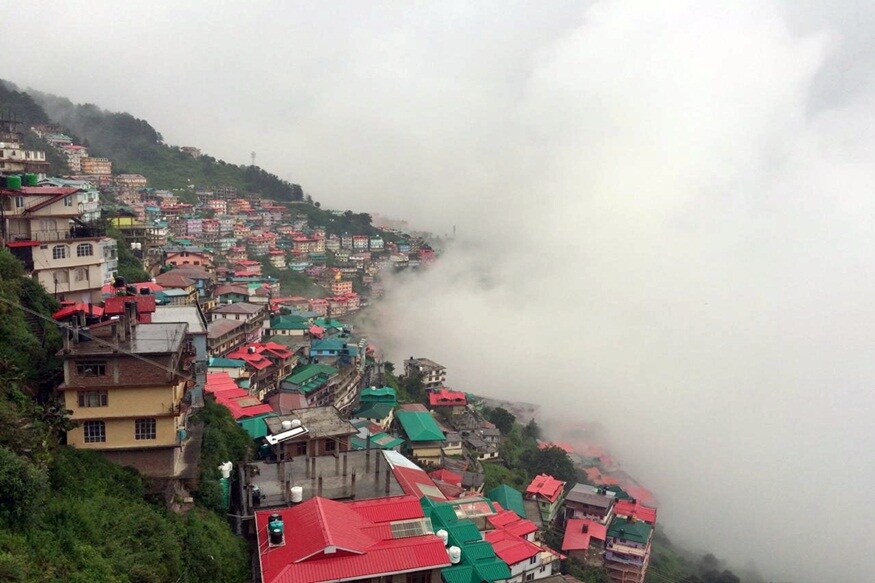 शिमला में बारिश के दौरान पड़ी धुंध.