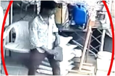 शिवपुरीः किसान का नोटों से भरा बैग ले उड़ा चोर, CCTV ने खोल दी पोल, देखें Video शिवपुरीः किसान का नोटों से भरा बैग ले उड़ा चोर, CCTV ने खोल दी पोल, देखें Video