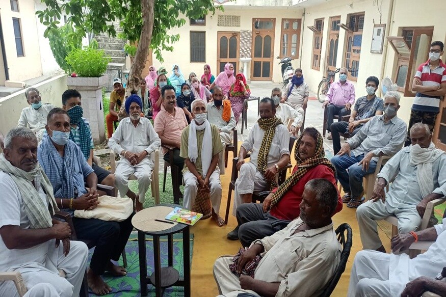 ऊना में जुटे ग्रामीण.