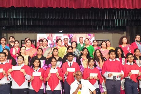 ICSE/ISC Result 2020: कोरोना काल में CMS स्कूल ने टॉपर्स स्टूडेंट्स को 1-1 लाख रुपये देकर किया सम्मानित ICSE/ISC Result 2020: कोरोना काल में CMS स्कूल ने टॉपर्स स्टूडेंट्स को 1-1 लाख रुपये देकर किया सम्मानित