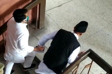 मुरादाबाद: कोर्ट में पेशी के दौरान बाल-बाल बचे सपा सांसद आजम खान, बेटे अब्दुल्ला ने दिया सहारा मुरादाबाद: कोर्ट में पेशी के दौरान बाल-बाल बचे सपा सांसद आजम खान, बेटे अब्दुल्ला ने दिया सहारा
