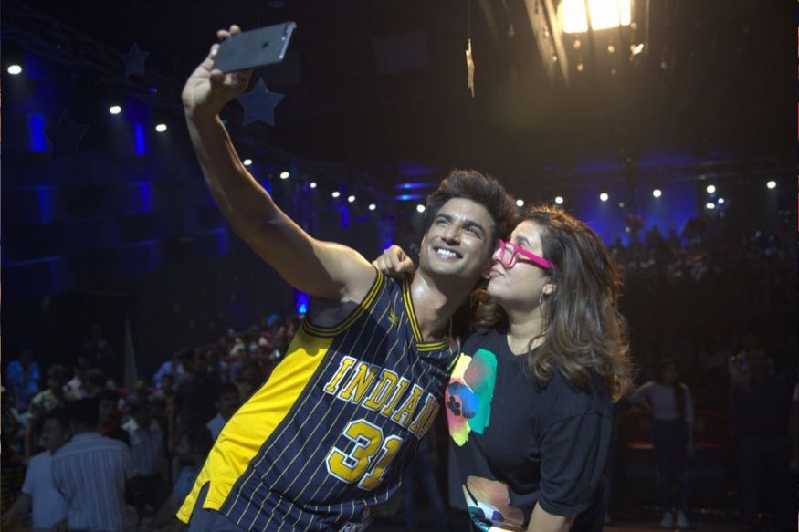 Farah Khan, Sushant singh rajput, Dil Bechara, Dil Bechara Title track, Farah Khan Sushant Singh Rajput, Sushant Singh Rajput suicide, Kriti Sanon, Dil Bechara Trailer, Kriti Sanon reaction on Sushant Singh Rajput last film Dil Bechara Trailer, Kriti Sanon says its gonna be really hard to watch this, social media, viral news, bollywood, entertainment, news 18 hindi, network 18, सुशांत सिंह राजपूत, कृति सेनन, दिल बेचारा ट्रेलर, सुशांत सिंह राजपूत की आखिरी फिल्म दिल बेचारा पर कृति सेनन का रिएक्शन, सोशल मीडिया, वायरल न्यूज, बॉलीवुड, मनोरंजन, न्यूज 18 हिंदी, नेटवर्क 18