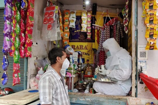 PPE किट पहनकर बेच रहा है मशहूर बनारसी पान