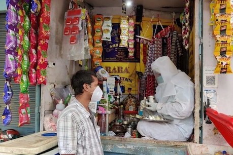UP: कोरोना को मात देने के लिए PPE किट पहनकर बेच रहा है मशहूर बनारसी पान