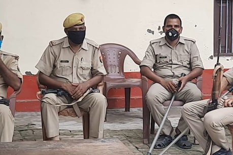 आजमगढ़ में पुलिस टीम पर जानलेवा हमला, SHO समेत तीन पुलिसकर्मी घायल