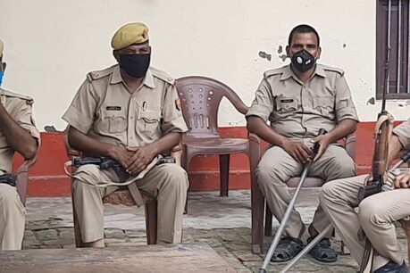 आजमगढ़ में पुलिस टीम पर जानलेवा हमला, SHO समेत तीन पुलिसकर्मी घायल आजमगढ़ में पुलिस टीम पर जानलेवा हमला, SHO समेत तीन पुलिसकर्मी घायल