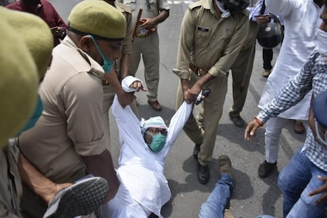 UP कांग्रेस प्रदेश अध्यक्ष अजय लल्लू समेत कई कार्यकर्ता गिरफ्तार, कहा- लोकतंत्र की हत्या