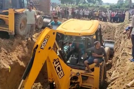 फिरोजाबाद: 35 फीट बोरवेल में गिरा मजदूर, 5 घंटे चले रेस्क्यू ऑपरेशन के बाद भी नहीं बची जान फिरोजाबाद: 35 फीट बोरवेल में गिरा मजदूर, 5 घंटे चले रेस्क्यू ऑपरेशन के बाद भी नहीं बची जान