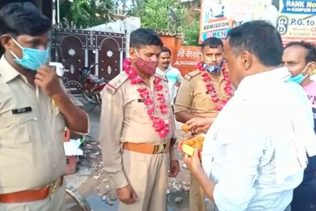 बिकरू गांव के लोगों ने बांटी मिठाई