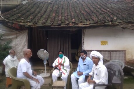 गोरखपुर के पूर्व MLA पर टूटा बारिश का कहर, परिवार संग बरामदे में रहने को मजबूर गोरखपुर के पूर्व MLA पर टूटा बारिश का कहर, परिवार संग बरामदे में रहने को मजबूर