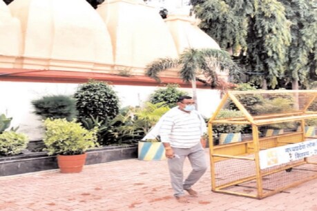 गुरुवार को ही विकास दुबे को मध्य प्रदेश के उज्जैन में महाकाल मंदिर से गिरफ्तार किया गया था.