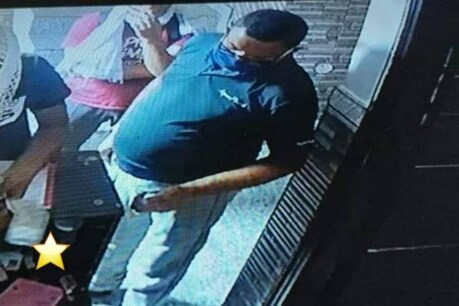 फरार अपराधी विकास दुबे बीती रात फरीदाबाद के एक होटल के सीसीटीवी में कैद हुआ.
