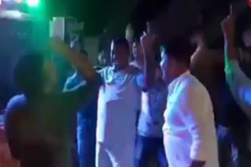 अपन ग ग क स थ Dj म य ज क पर जमकर ड स करत थ व क स द ब Video Viral Vikas Dubey Used To Dance In Dj Music With His Gang Video Viral Upag Upas News18