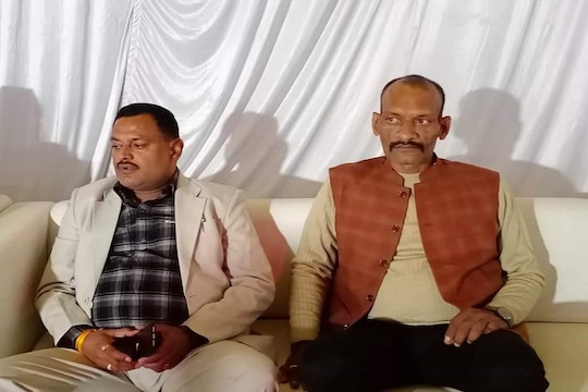 विकास दुबे के साथ अरविंद उर्फ गुड्डन त्रिवेदी (File Photo)