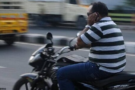 UP: अब गाड़ी चलाते वक़्त फोन पर की बात तो देने पड़ेंगे 10 हजार, जान लें नया ट्रैफिक नियम