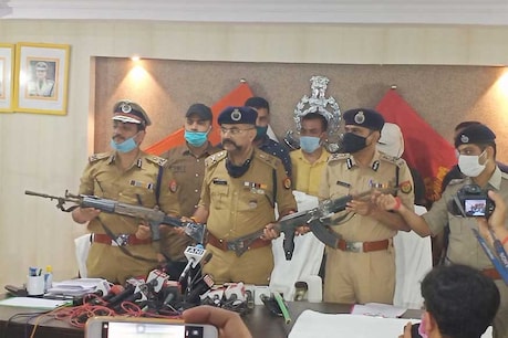कानपुर नरसंहार: विकास दुबे के घर से बरामद हुई पुलिस से लूटी गई AK-47 राइफल, गुर्गा शशिकांत गिरफ्तार