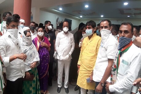 महाराष्ट्र में शिवसेना को झटका, 5 पार्षदों ने पार्टी छोड़ थामा NCP का दामन महाराष्ट्र में शिवसेना को झटका, 5 पार्षदों ने पार्टी छोड़ थामा NCP का दामन