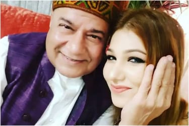  बिग बॉस में आने के बाद अनूप जलोटा के साथ उनके जसलीन के रिलेशनशिप की सुर्खियों की वजह से हाई लाइट रहीं, लेकिन शो से बाहर आने के बाद अनूप जलोटा ने साफ किया कि उन दोनों के बीच शिष्य और गुरु का नाता है.