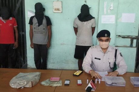 छपरा: बदमाशों ने पुलिस की वर्दी में डकैती को दिया अंजाम, देसी कट्टा के साथ 3 गिरफ्तार छपरा: बदमाशों ने पुलिस की वर्दी में डकैती को दिया अंजाम, देसी कट्टा के साथ 3 गिरफ्तार