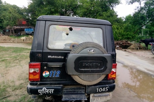 आजमगढ़ में ग्रामीणों के पथराव से पुलिस की गाड़ी क्षतिग्रस्त हो गई आजमगढ़ में ग्रामीणों के पथराव से पुलिस की गाड़ी क्षतिग्रस्त हो गई