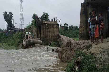 मृत बागमती में बाढ़ से ध्वस्त हुआ पुल, 10 गांवों का मुख्यालय से टूटा संपर्क