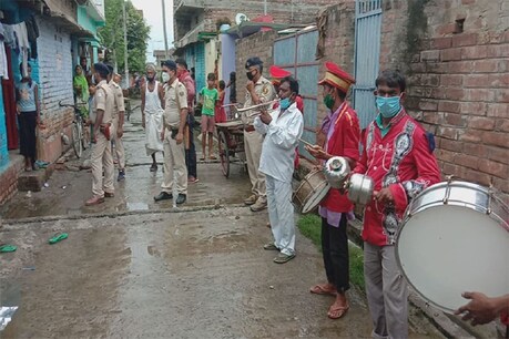 जब अपराधी को पकड़ने बैंड-बाजा लेकर घर जा पहुंची पुलिस, जानें क्या है पूरा मामला