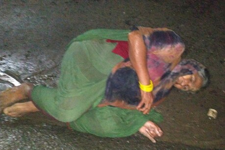 Covid Effect : डेढ़ घंटे तक बारिश में सड़क पर बेसुध पड़ी रही महिला, लोग तमाशबीन बने रहे
