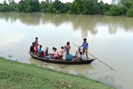 Flood In UP : सरयू नदी में पानी का स्तर एकाएक बढ़ा, दर्जनों गांव बाढ़ की चपेट में