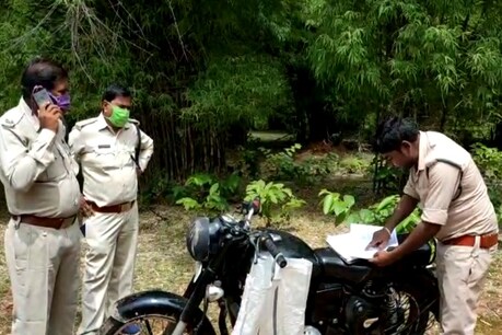 उसने पहले तो मौके पर मौजूद मजदूरों से कुल्हाड़ी जप्त कर वन अधिनियम के तहत मामला बनाया.