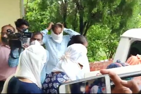 Exclusive: अखबार मालिक बीयर पिलाकर नाबालिग लड़कियों से करता था रेप, जानिए पूरा मामला Exclusive: अखबार मालिक बीयर पिलाकर नाबालिग लड़कियों से करता था रेप, जानिए पूरा मामला