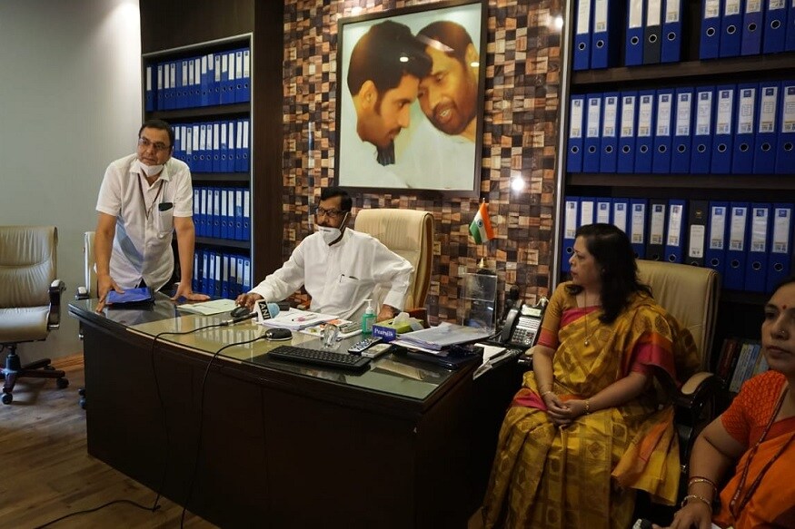 BIS App, Modi Government, ram Vilas paswan, hallmarking, gold hallmarking in india, bis, bis centers, gold jewellery purity check, gold hallmarking mandatory next year 1 june 2021, consumers, Gold, business news in hindi, business news in hindi, बीआईएस केयर ऐप्प लांच, बीआईएस एप्प, बीआईएस ऐप्प, उपभोक्ता संरक्षण अधिनियम 2019 , शिकायत, लाइसेंस, रजिस्ट्रेशन, हॉलमार्क गोल्ड हॉलमार्किंग, सोने की ज्वैलरी, सोने की ज्वेलरी, सोने के गहनों पर हॉलमार्किंग अनिवार्य, 15 जनवरी 2021 से गोल्ड हॉलमार्किंग अनिवार्य, हॉलमार्क वाली ज्वेलरी ज्वैलरी, गोल्ड ज्वेलरी प्योरिटी चेक, सोने की शुद्धता की चेकिंग, बीआईएस सेंटर, उपभोक्ता मामलों का मंत्रालय सोना-चांदी, ग्राहक को शिकायत दर्ज करने की जानकारी मिल जाएगीपासवान ने कहा, 'बीआईएस उपभोक्ता इंगेजमेंट पर एक पोर्टल का विकास कर रहा है