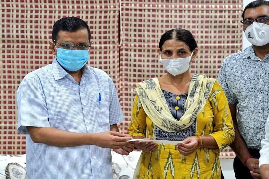 charan singh, Lok nayak jai Prakash Hospital, lok nayak hospital, LNJP Hospital, Dr. Aseem Gupta, charan singh family, Coronavirus, Rs 1 crore compensation, Delhi News, senior technical supervisor of lnjp hospital dies of covid-19, coronavirus death, lnjp hospital, delhi,चरण सिंह, चरण सिंह के परिवार को एक करोड़ रुपये का चेक सौंपा, अरविंद केजरीवाल, लोक जय प्रकाश अस्पताल, एलएनजेपी अस्पताल, डॉ. असीम गुप्ता, कोरोना वायरस, 1 करोड़ रुपये मुआवजाएलएनजेपी अस्पताल में किसी कोरोना वॉरियर्स की यह पहली मौत थी.