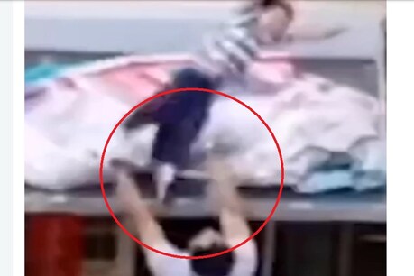 Viral Video: जब 5वीं मंजिल से गिरा 2 साल का बच्चा, पड़ोसी ने कर लिया कैच Viral Video: जब 5वीं मंजिल से गिरा 2 साल का बच्चा, पड़ोसी ने कर लिया कैच