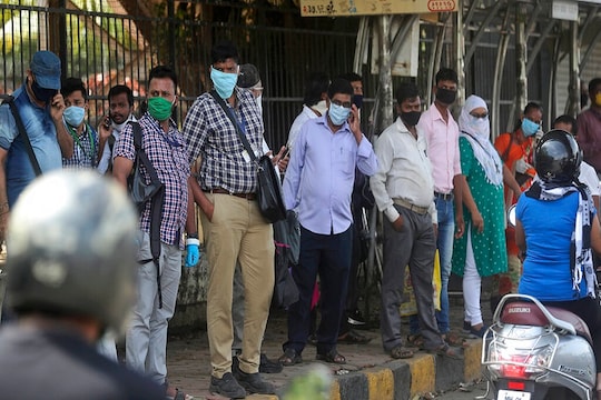 देश में कोरोना संक्रमित मरीजों की संख्या बढ़ती ही जा रही है.