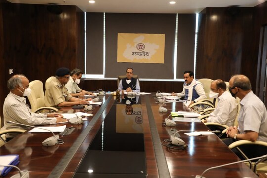 सीएम शिवराज सिंद चौहान ने कोरोना के स्थिति की समीक्षा की. 