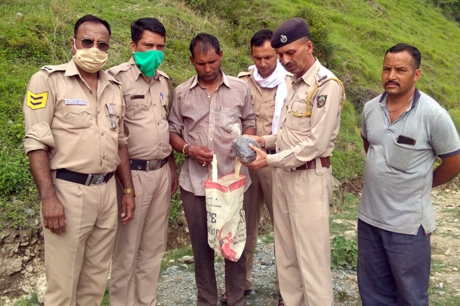 द्रंग मे नशे के साथ पकड़ा गया आरोपी.