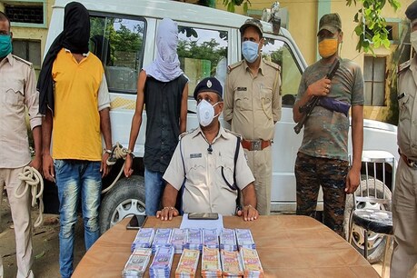 गोपालगंज: ढाई लाख रुपये जाली नोट के साथ दो धंधेबाज गिरफ्तार, गुप्त सूचना पर पुलिस ने की कार्रवाई गोपालगंज: ढाई लाख रुपये जाली नोट के साथ दो धंधेबाज गिरफ्तार, गुप्त सूचना पर पुलिस ने की कार्रवाई