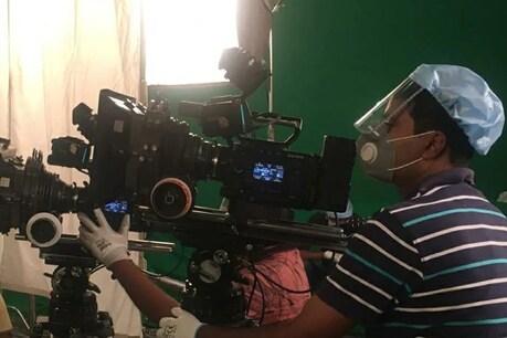 फिल्म सेट पर 65 साल के लोगों की नो एंट्री को लेकर हाईकोर्ट ने महाराष्ट्र सरकार को लगाई फटकार फिल्म सेट पर 65 साल के लोगों की नो एंट्री को लेकर हाईकोर्ट ने महाराष्ट्र सरकार को लगाई फटकार