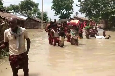 बिहार: खगड़िया के 6 प्रखंडों के 55 गांवों में घुसा बाढ़ का पानी, प्रशासन ने  की नाव की व्यवस्था- water level increases in koshi and bagmati rivers flood  in khagaria bihar jhnj –