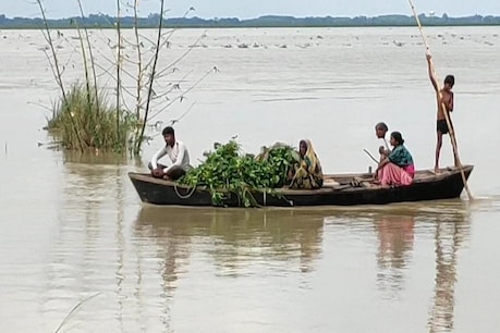 मऊ में घाघरा उफान पर, कई गांवों का संपर्क टूटा, नावों पर टिकी जिंदगी
