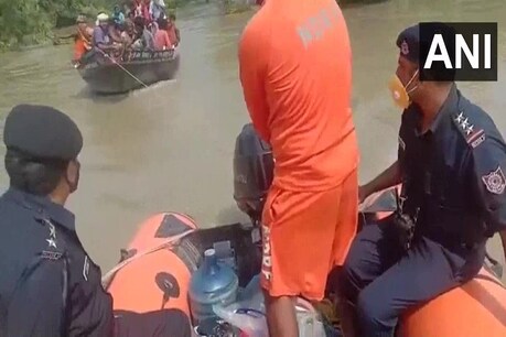 बाढ़ में फंसे 37 लोगों को NDRF ने किया रेस्क्यू, बीच मझधार में नाव का इंजन हो गया था फेल बाढ़ में फंसे 37 लोगों को NDRF ने किया रेस्क्यू, बीच मझधार में नाव का इंजन हो गया था फेल