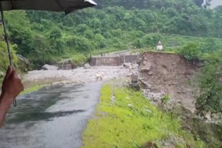 उत्तराखंड में बाढ़ का कहर: नदी में बह गया हाल में ही बना पुल, गांव में पानी भरने से दहशत में ग्रामीण