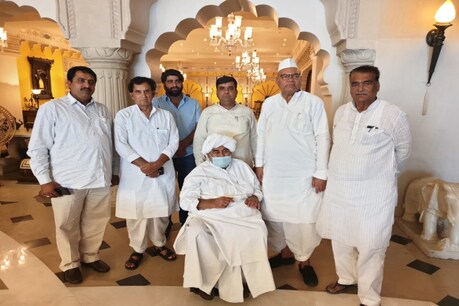 Rajasthan Political Crisis: सीएम गहलोत से मिले धर्मगुरु गाजी फ़कीर, फेयरमाउंट में विधायकों से भी चर्चा! Rajasthan Political Crisis: सीएम गहलोत से मिले धर्मगुरु गाजी फ़कीर, फेयरमाउंट में विधायकों से भी चर्चा!