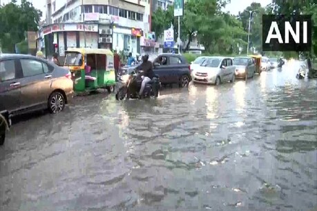 कोरोना महामारी के बीच अहमदाबाद में भारी बारिश, सड़कें बन गईं तालाब कोरोना महामारी के बीच अहमदाबाद में भारी बारिश, सड़कें बन गईं तालाब