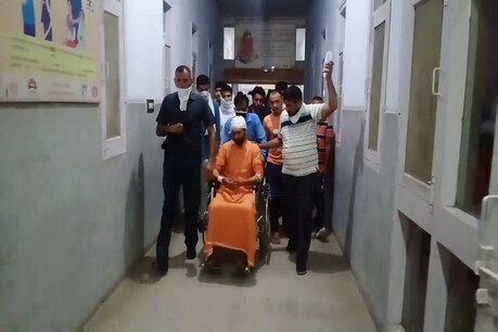 हिसार: कोथ कला डेरे के महंत शुक्राइनाथ पर जानलेवा हमला, हालत गंभीर हिसार: कोथ कला डेरे के महंत शुक्राइनाथ पर जानलेवा हमला, हालत गंभीर
