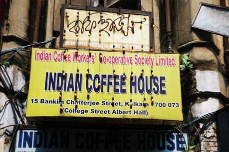 103 दिनों के बाद खुला कोलकाता का मशहूर इंडियन कॉफी हाउस, पहुंचे इतने लोग 103 दिनों के बाद खुला कोलकाता का मशहूर इंडियन कॉफी हाउस, पहुंचे इतने लोग