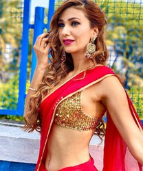  से बातचीत के दौरान जसलीन मथारू कहा कि जहां तक शादी की बात है तो अभी अभिनीत चाहते हैं कि मैं काम करूं और अपने करियर पर पूरी तरह से फोकस करूं. तो 2-3 साल तो शादी हमारे दिमाग में नहीं है, क्योंकि करियर बनाने में बहुत वक्त लग जाता है. अभी ‘वो मेरी स्टूडेंट’ के चार एपिसोड बचे हैं. उसके पूरा होने के बाद मैं ‘नच बलिए’ या ‘खतरों के खिलाड़ी’ करूंगी. फोटो साभार-@jasleenmatharu/Instagram